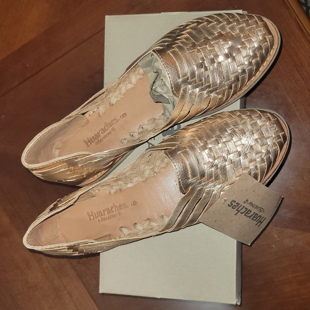 Huaraches by Bearpaw.  NEW! Never worn. Tags on!
